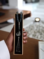 سبحه بلون مميز ونكتب الاسم او الحرف عليها