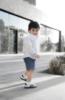 قميص كتان بتطريز شعار سيفين ونخلة