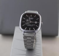 ساعة رجاليه بتصميم شعار الاتحاد