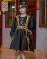 فستان اسود بشعار يوم التاسيس