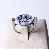 خاتم ملكي - بالاسم مرصع باثنين فصوص من الزركون الب...