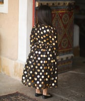 فستان اسود بشعار يوم التاسيس