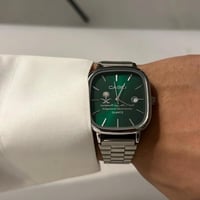 ساعه رجاليه بالاسم اطار اخضر انيق