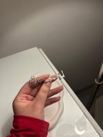 بروش أنيق بالاسم