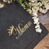 سكارف أنيق مع تطريز الاسم