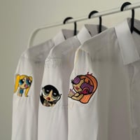 مريول مع قميص تطريز من تصميمك