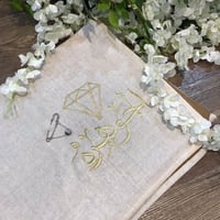 سكارف أنيق مع تطريز الاسم