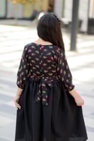 فستان شالكي دينتيل اسود مع الاسم