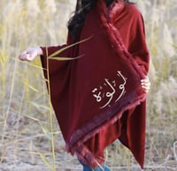 سكارف أنيق مع تطريز الاسم