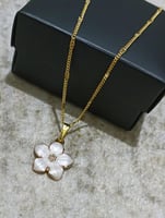 سلسال زهرة الكرز الابيض