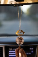 تعليقة سيارة صورة مع يدين ترند و كسرة عود