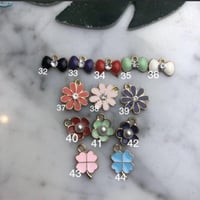 بروش مطلي ذهب بالاسم مع اختيار فصين تغيير