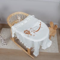 مفرش بيبي خفيف مطرّز باطراف مكشكشة