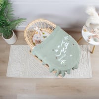 بطانية صوف مطرزة بأطراف مكشكشه