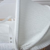 سلة موسى خيزران ابيض بتلبيسة قماش مقلّم اوف وايت