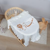 مفرش بيبي خفيف مطرّز باطراف مكشكشة