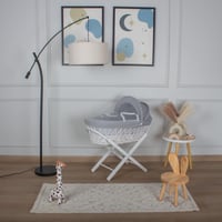 سلة موسى خيزران ابيض بتلبيسة قماش مقلّم رمادي