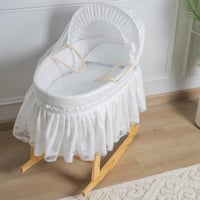 سلة موسى قش مع تلبيسة قماش قطن مزيّنة بالدانتيل