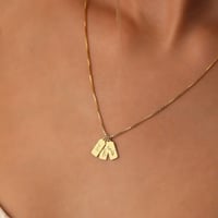 قلادة ناعمة مطلية بالذهب مع 3 اسماء من اختيارك