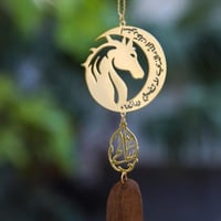 تعليقة حصان للسيارة مطلية باسم من اختياركم