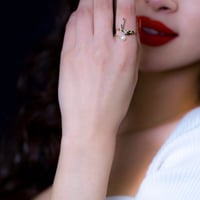 خاتم بفص ابيض مطلي ذهب عيار 21 مع اسمين من اختيارك