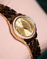 ساعة نسائية بتصميم عصري بلون ذهبي