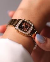 ساعة نسائية بتصميم انيق بلون ذهبي