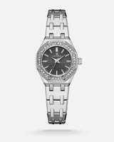 ساعة نسائية بتصميم مستوحى بلون فضي