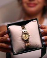 ساعة نسائية بتصميم عصري بلون ذهبي