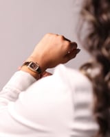 ساعة نسائية بتصميم انيق بلون ذهبي