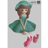 عروسة بقبعة لون أخضر