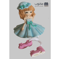 طفلة بفستان سهرة أخضر فاتح و قبعة جانبية