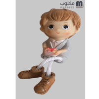 دمية طفل ممسك بهدية