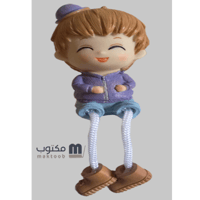 طفل لون بنفسجي بقبعة