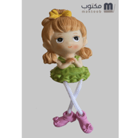 طفلة برأس كبير لون فستقي