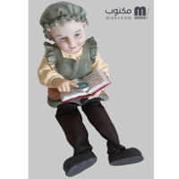 امرأة عجوز مع كتاب