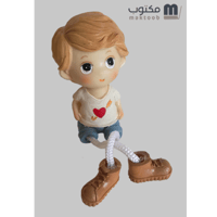 طفل ببدلة قلب حب