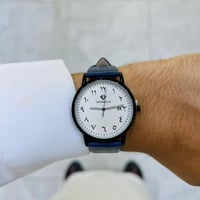 أسود أبيض حزام أزرق