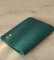 محفظة جواز مع شعار المملكة بالذهب