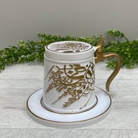 مبخرة فنجان أبيض وذهبي