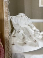 فستان مُطّرز مع ( قُبعه ، كلوت )