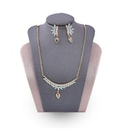 تعليقة مع حلق زركون ذهبي من ماركة فايلت