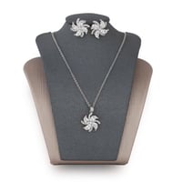 تعليقة مع حلق زركون فضي من ماركة فايلت