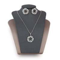 تعليقة مع حلق زركون فضي من ماركة فايلت