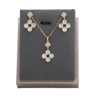 تعليقة مع حلق زركون ذهبي من ماركة فايلت