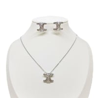 تعليقة مع حلق زركون فضي من ماركة فايلت