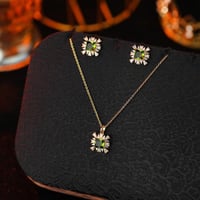 تعليقة مع حلق زركون ذهبي فص أخضر من فايلت