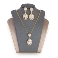 تعليقة مع حلق زركون ذهبي من ماركة فايلت