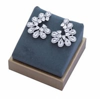 حلق زركون فضي من ماركة فايلت