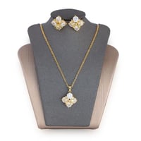 تعليقة مع حلق زركون ذهبي من ماركة فايلت